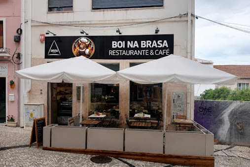 Fachada do Boi na Brasa na Rua 1.º de Dezembro, em Torres Vedras, com esplanada